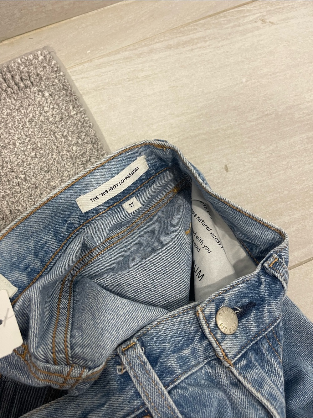 Aritzia denim forum the 90’s iggy lo rise baggy size 27 light wash 31” - Picture 8 of 8